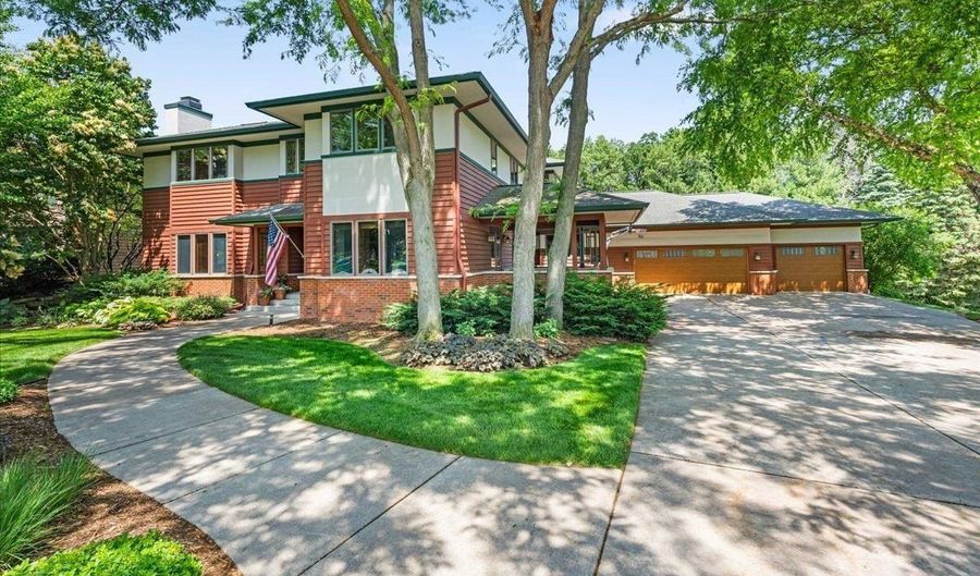 5870 Persimmon Dr, Fitchburg, WI 53711 - 5 Beds, 6 Bath