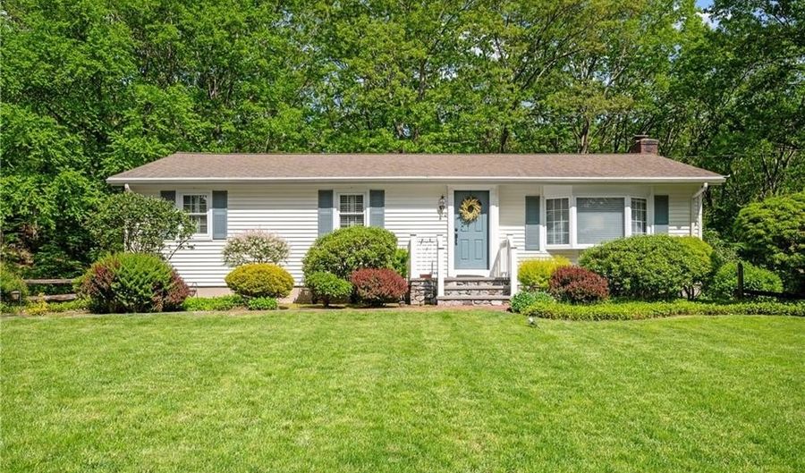 70 High Ridge Dr, Cumberland, RI 02864 - 3 Beds, 2 Bath
