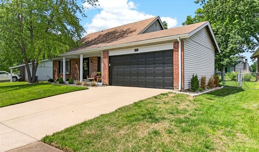 693 Rustic Valley Dr, Ballwin, MO 63021 - 3 Beds, 2 Bath