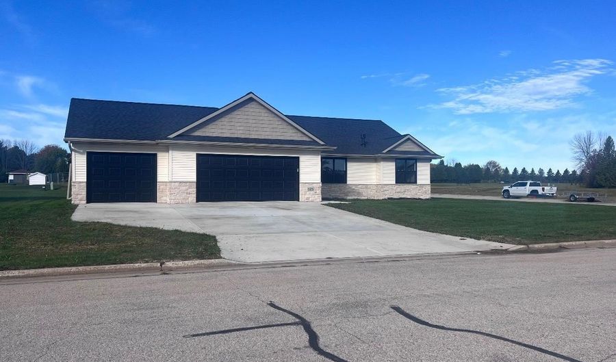 525 KIRKLAND Ave, Algoma, WI 54201 - 3 Beds, 2 Bath