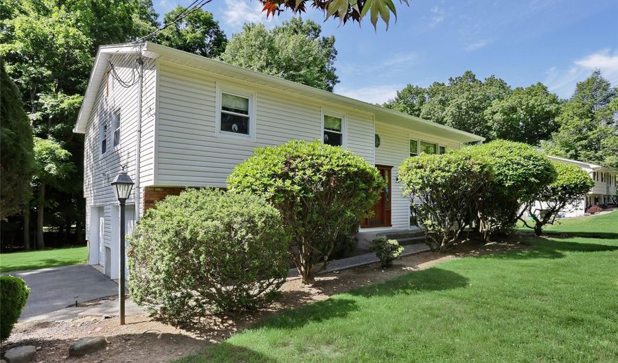 29 Thomsen Dr, Airmont, NY 10952 - 4 Beds, 3 Bath