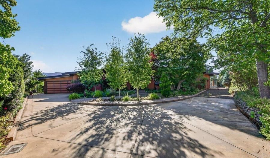 738 Fairway Ct, Ashland, OR 97520 - 3 Beds, 3 Bath