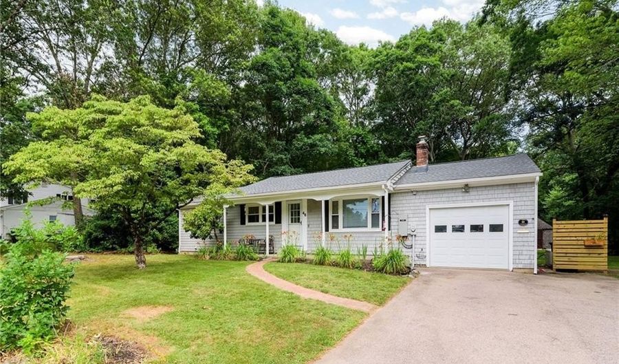 46 Stone Gate Dr, North Kingstown, RI 02852 - 3 Beds, 3 Bath