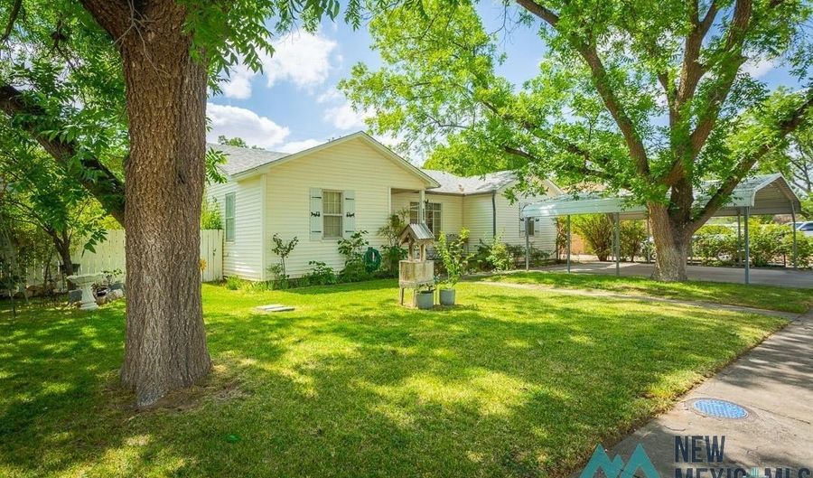 912 S 6th St, Artesia, NM 88210 - 3 Beds, 2 Bath