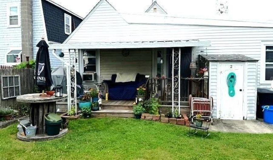 23 Rock St, Bristol, RI 02809 - 2 Beds, 1 Bath