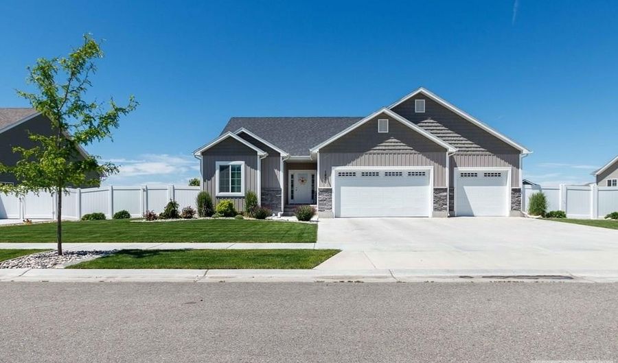 1870 47th N, Ammon, ID 83401 - 6 Beds, 3 Bath