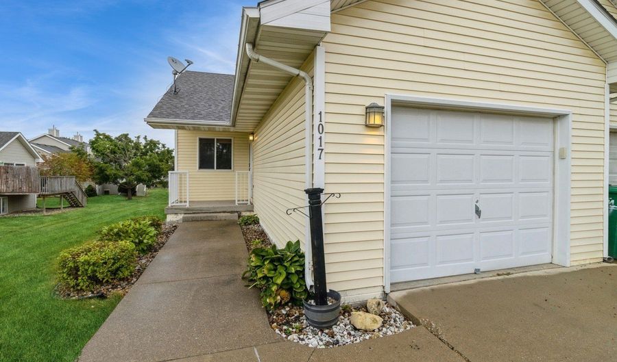1017 10th Ave NW, Altoona, IA 50009 - 2 Beds, 2 Bath