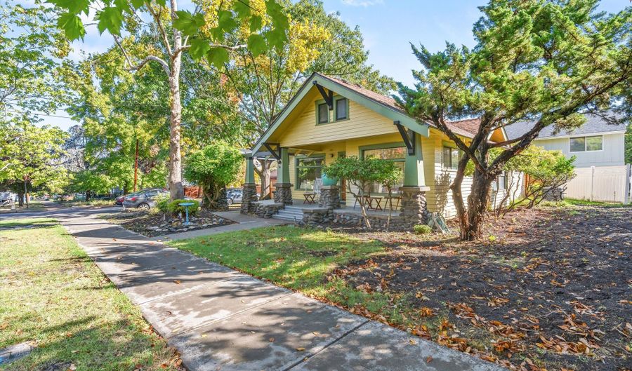 94 N 3rd St, Ashland, OR 97520 - 2 Beds, 1 Bath