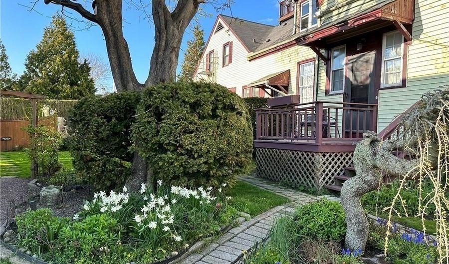 167 Coggeshall Ave A, Newport, RI 02840 - 2 Beds, 2 Bath