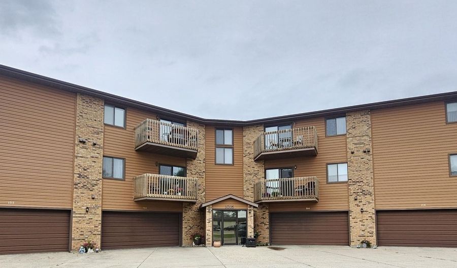1015 CIRCLE Dr, Aberdeen, SD 57401 - 2 Beds, 2 Bath