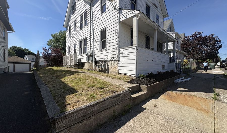 231 Goddard Ave 2Nd Floor, Bridgeport, CT 06610 - 2 Beds, 1 Bath