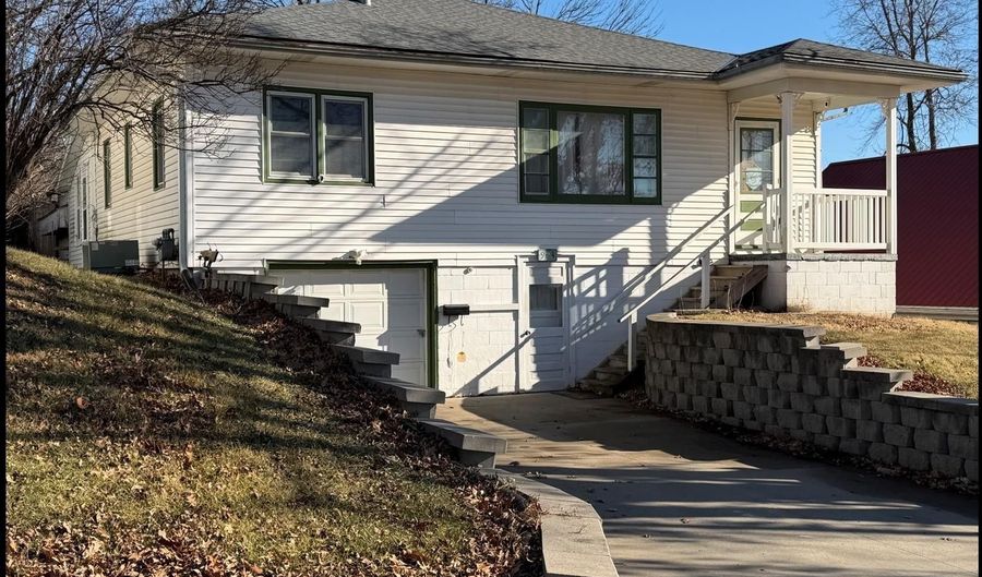 904 Oak St, Atlantic, IA 50022 - 3 Beds, 2 Bath