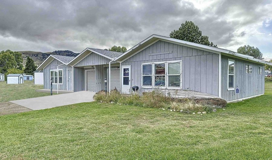 8935 US Highway 16 W, Buffalo, WY 82834 - 8 Beds, 4 Bath