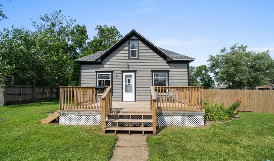 411 N 6th St, Beresford, SD 57004 - 3 Beds, 1 Bath