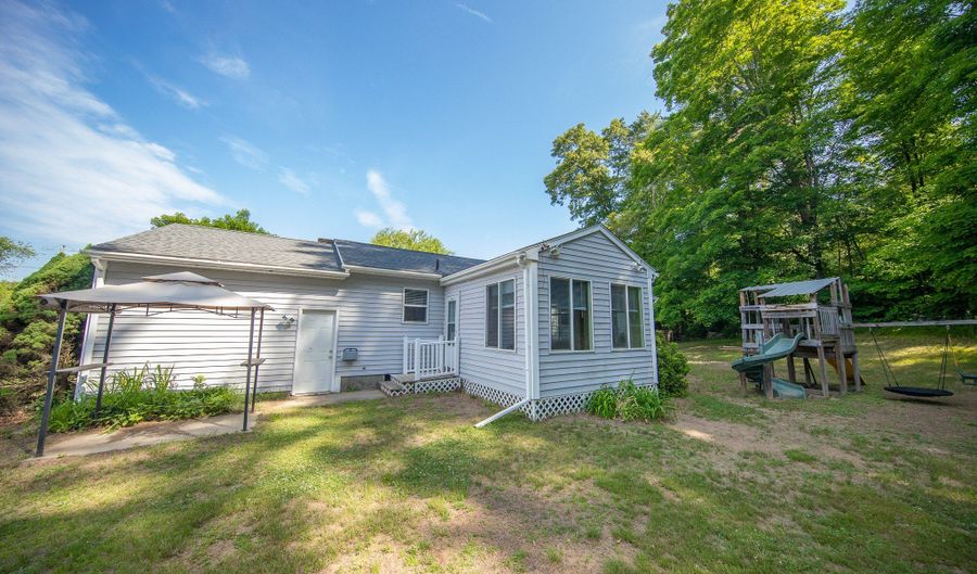 42 Bailey Woods Rd, Brooklyn, CT 06234 - 3 Beds, 1 Bath