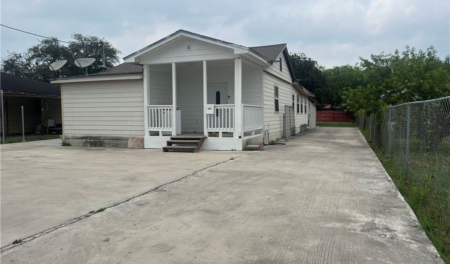 205 W 3rd St, Alice, TX 78332 - 7 Beds, 3 Bath