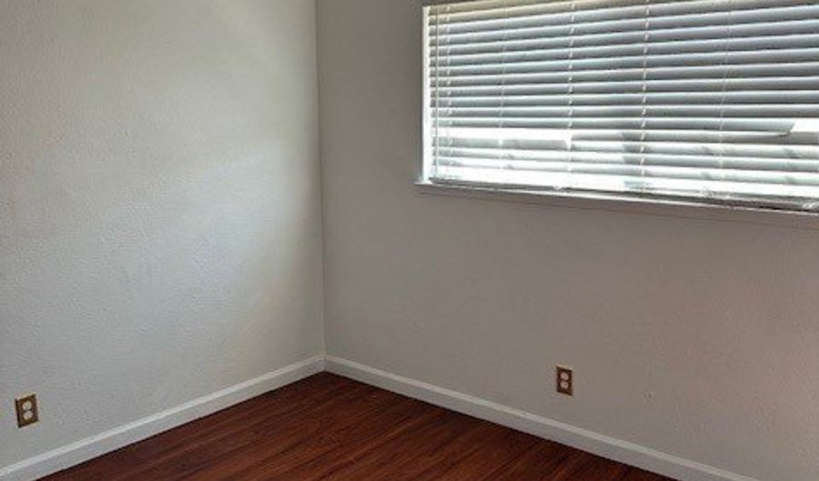 20289 Thunderbird, Apple Valley, CA 92307 - 3 Beds, 2 Bath