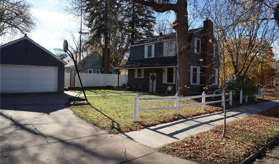 703 Maple St, Alexandria, MN 56308 - 3 Beds, 2 Bath