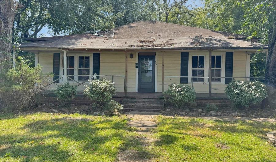 724 E Cherokee St, Brookhaven, MS 39601 - 3 Beds, 1 Bath