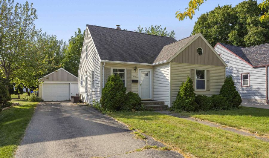 2103 N CLARK St, Appleton, WI 54911 - 3 Beds, 1 Bath