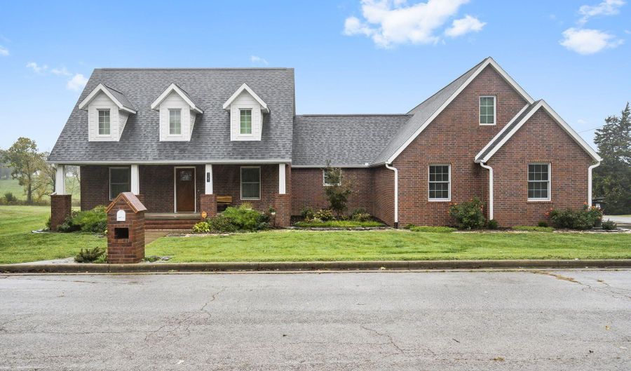 1101 Highland Dr, Aurora, MO 65605 - 5 Beds, 3 Bath