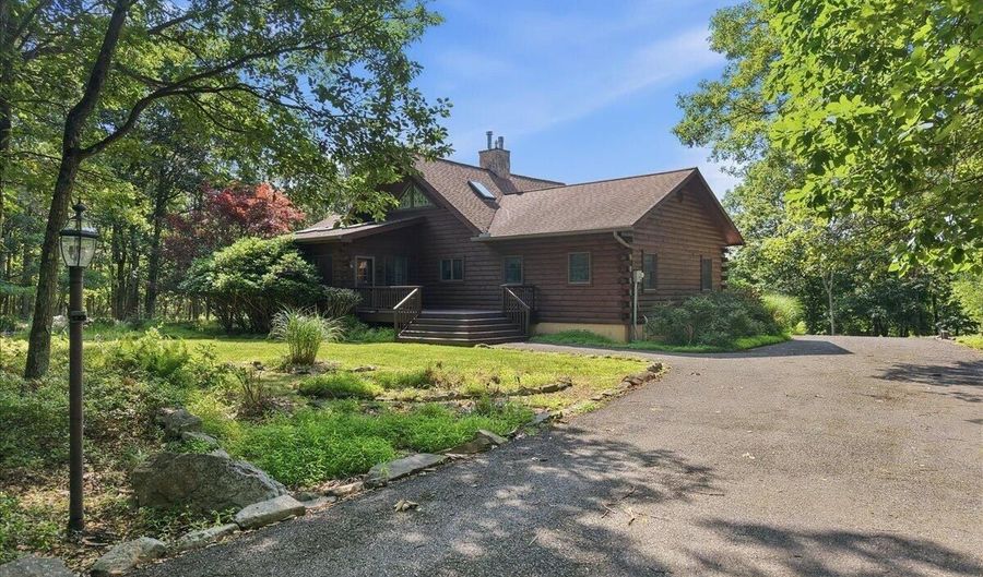 14 E Point Rd, Albrightsville, PA 18210 - 3 Beds, 3 Bath