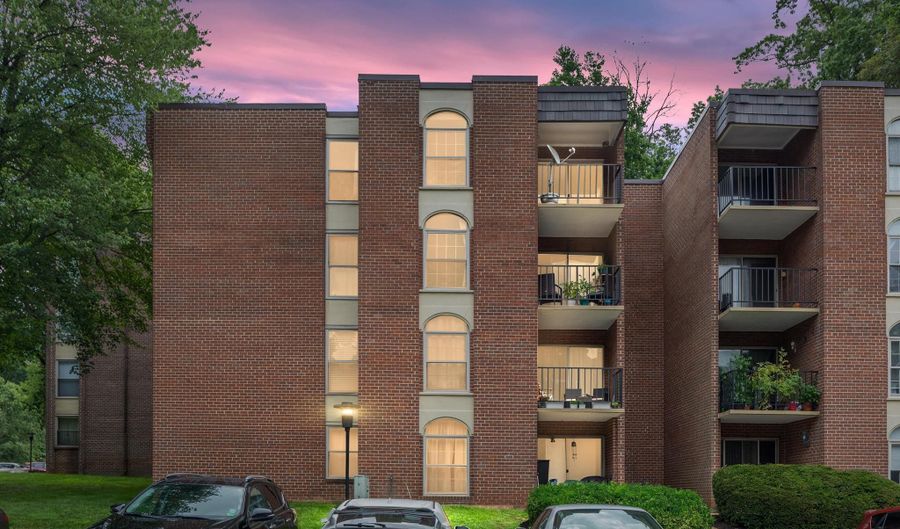 3334 WOODBURN VILLAGE Dr 33, Annandale, VA 22003 - 2 Beds, 2 Bath