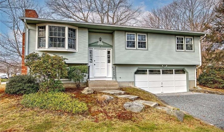 2 Simmons Rd, Barrington, RI 02806 - 3 Beds, 2 Bath