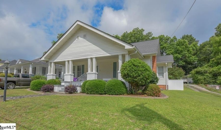 102 Wardlaw St, Abbeville, SC 29620 - 3 Beds, 2 Bath