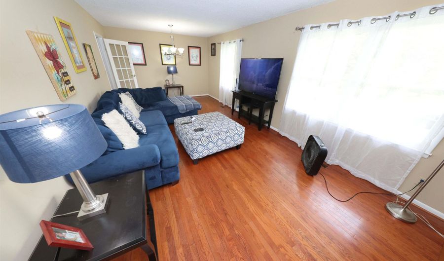 1012 VALLEY CREEK Dr, Anniston, AL 36207 - 5 Beds, 3 Bath