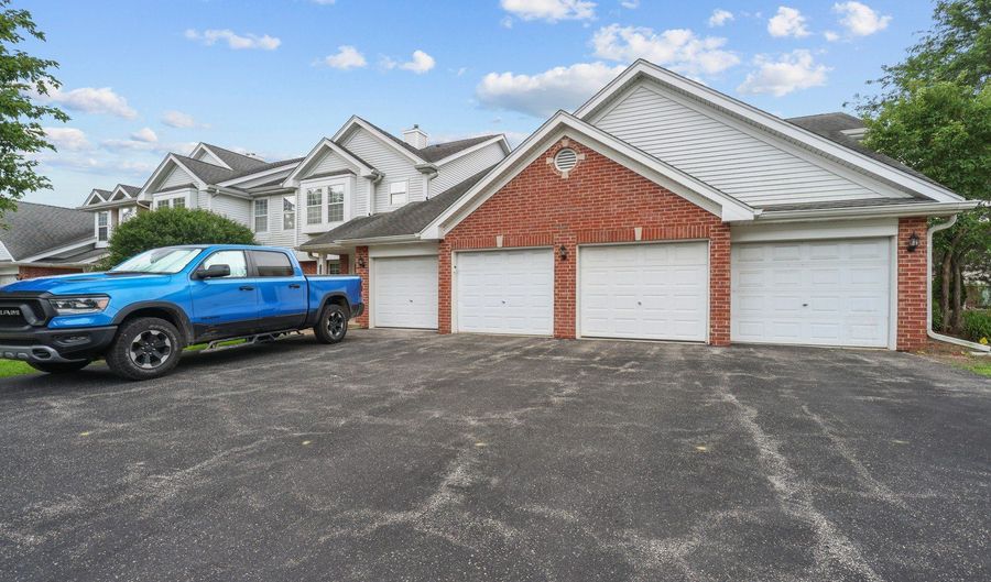 1727 W Hawkes St 8, Arlington Heights, IL 60004 - 2 Beds, 2 Bath