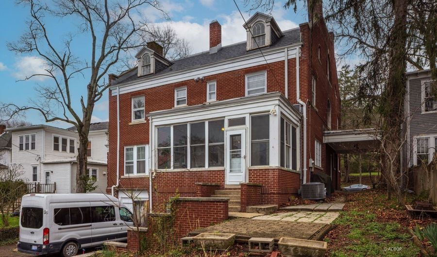 171 E State St, Athens, OH 45701 - 5 Beds, 4 Bath