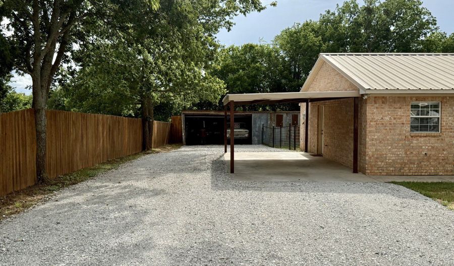 606 S Hubbard St, Alvord, TX 76225 - 3 Beds, 2 Bath