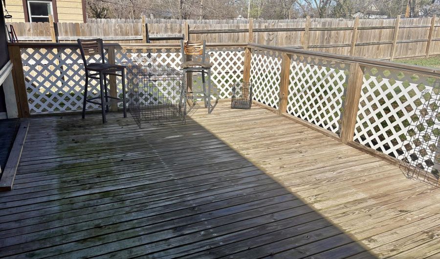 111 W Lee St, Aurora, MO 65605 - 3 Beds, 2 Bath