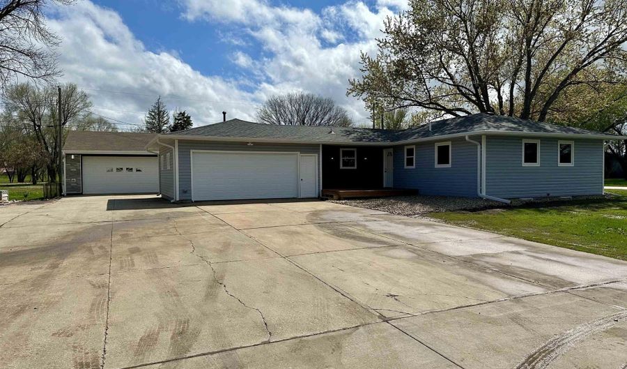 3315 W Mulberry St, Sioux Falls, SD 57107 - 3 Beds, 1 Bath