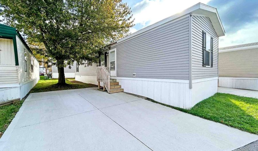 7055 Quarry Rd 43, Amherst, OH 44001 - 2 Beds, 2 Bath