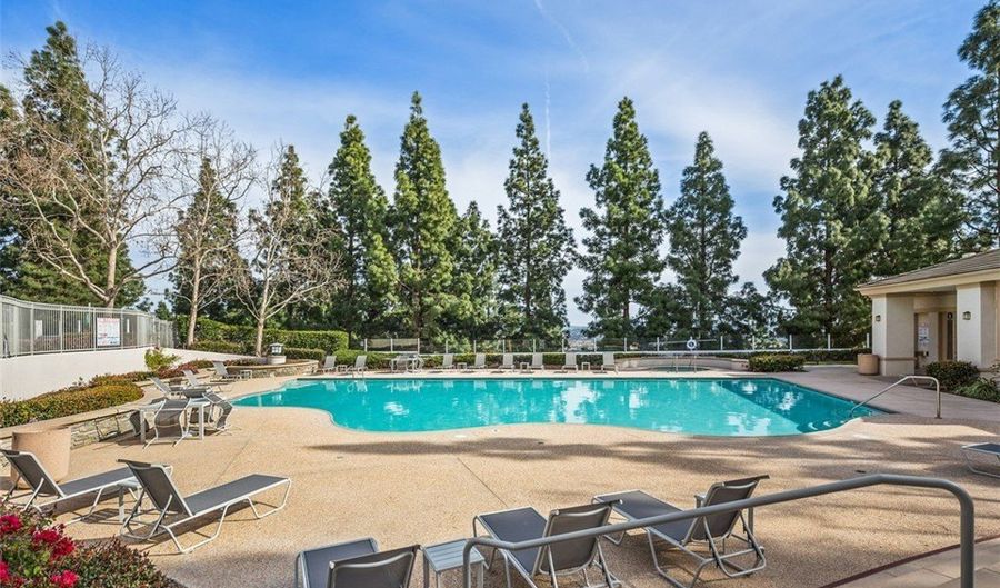 136 Woodcrest Ln, Aliso Viejo, CA 92656 - 3 Beds, 3 Bath