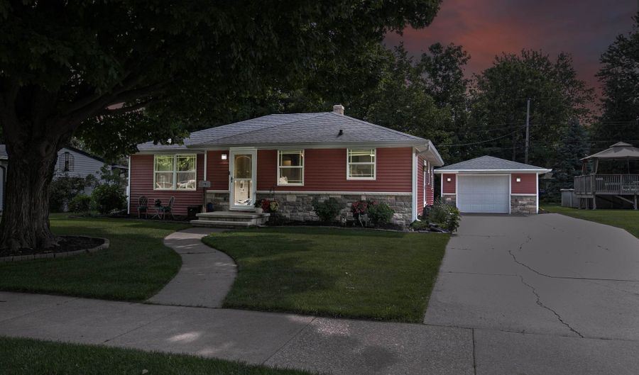 2320 S GREENVIEW St, Appleton, WI 54915 - 3 Beds, 2 Bath
