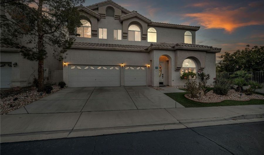 2107 Eaglepath Cir, Henderson, NV 89074 - 4 Beds, 3 Bath