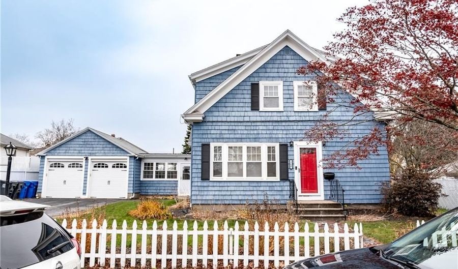 260 Grosvenor Ave, East Providence, RI 02914 - 5 Beds, 2 Bath