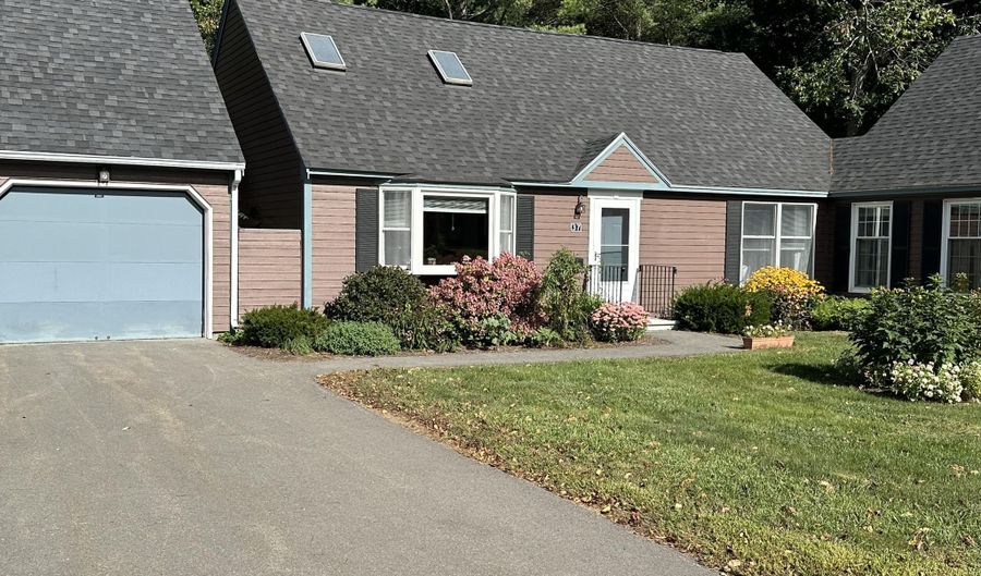 37 Cortland Cir, Bangor, ME 04401 - 3 Beds, 2 Bath