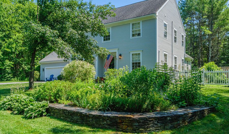 1 Geary Way, Falmouth, ME 04105 - 3 Beds, 3 Bath