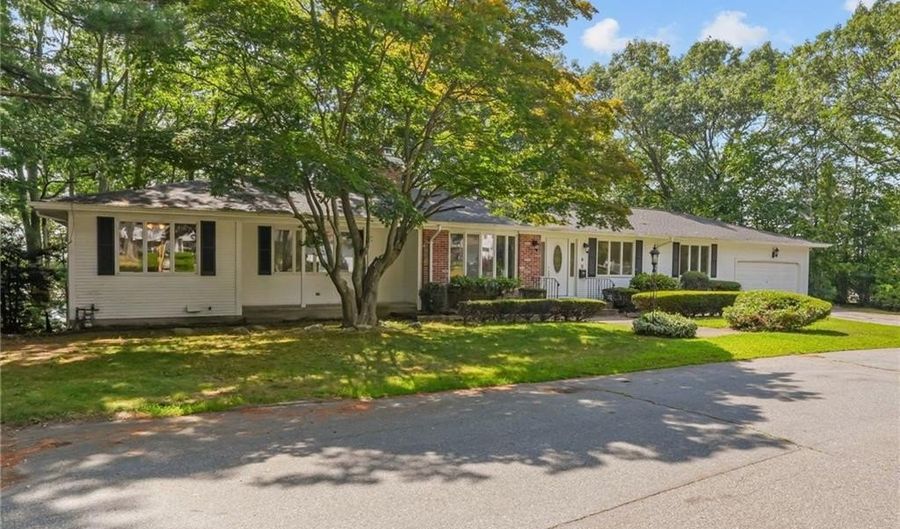 2 Julia Dr, North Providence, RI 02911 - 5 Beds, 3 Bath