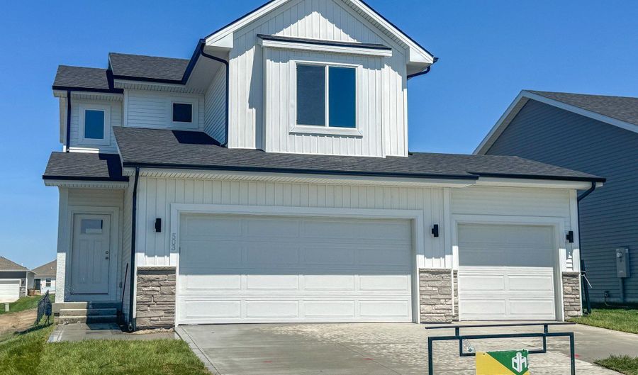 526 43rd St SW, Altoona, IA 50009 - 3 Beds, 3 Bath