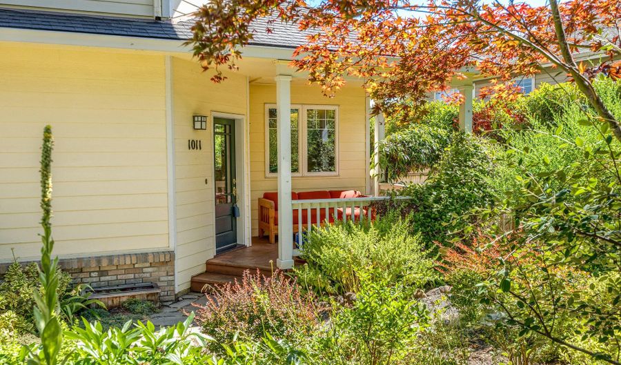 1011 Canyon Park Dr, Ashland, OR 97520 - 3 Beds, 3 Bath
