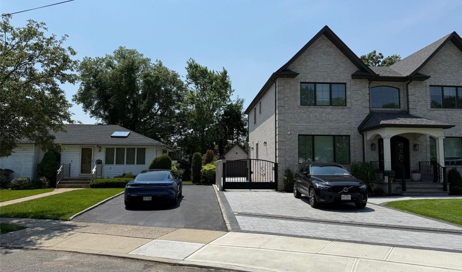 109 Nassau Dr, Albertson, NY 11507 - 3 Beds, 2 Bath