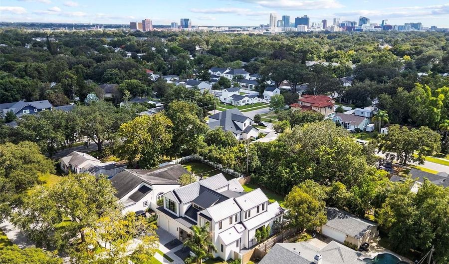 1136 STETSON St, Orlando, FL 32804 - 5 Beds, 5 Bath