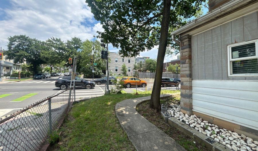 1729 L St NE, Washington, DC 20002 - 2 Beds, 2 Bath