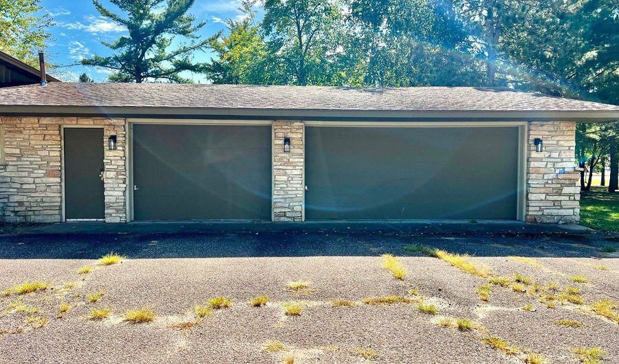 1047 Oak Dr, Altoona, WI 54720 - 3 Beds, 2 Bath