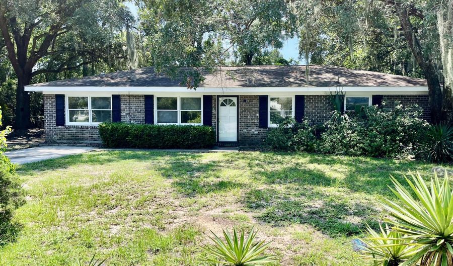 13 Ferry Dr, Beaufort, SC 29907 - 3 Beds, 2 Bath